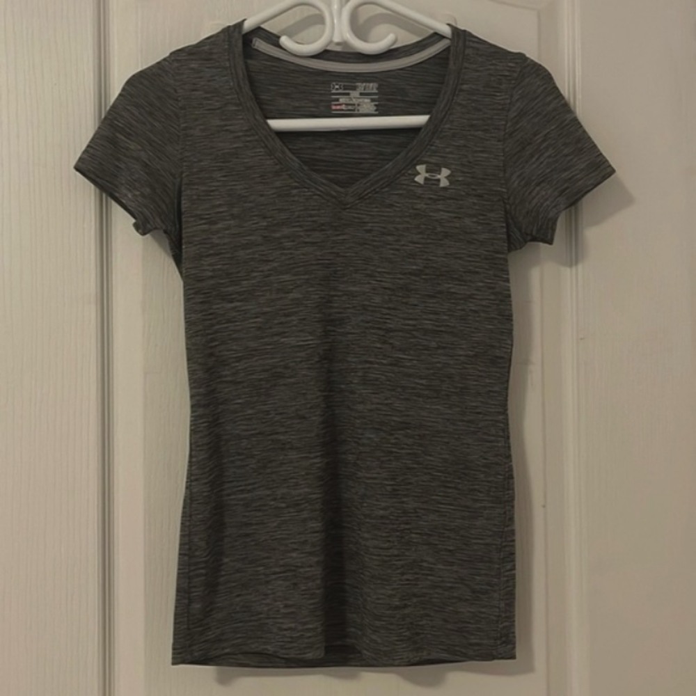 UNDER ARMOUR heathered grey workout T-shirt